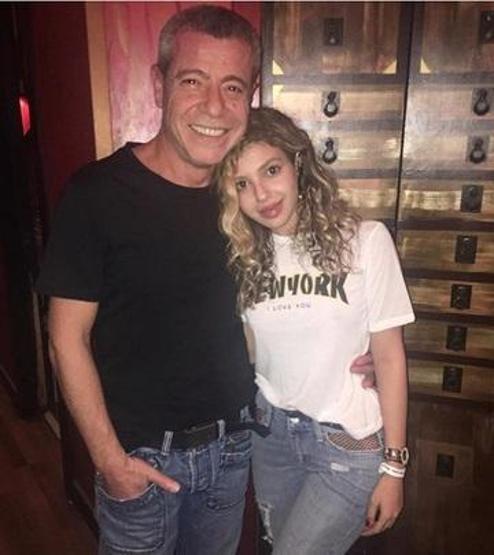 Levent Yüksel 8 korumayla konser verdiği mekandan çıktı