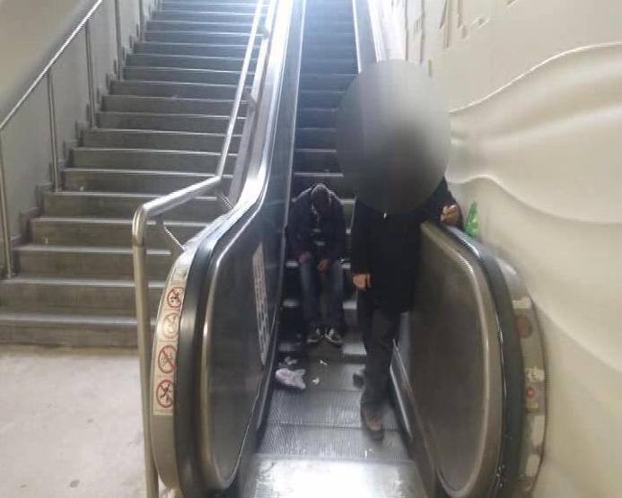 Taksimdeki en işlek alt geçitte bonzai içerken görüntülendiler
