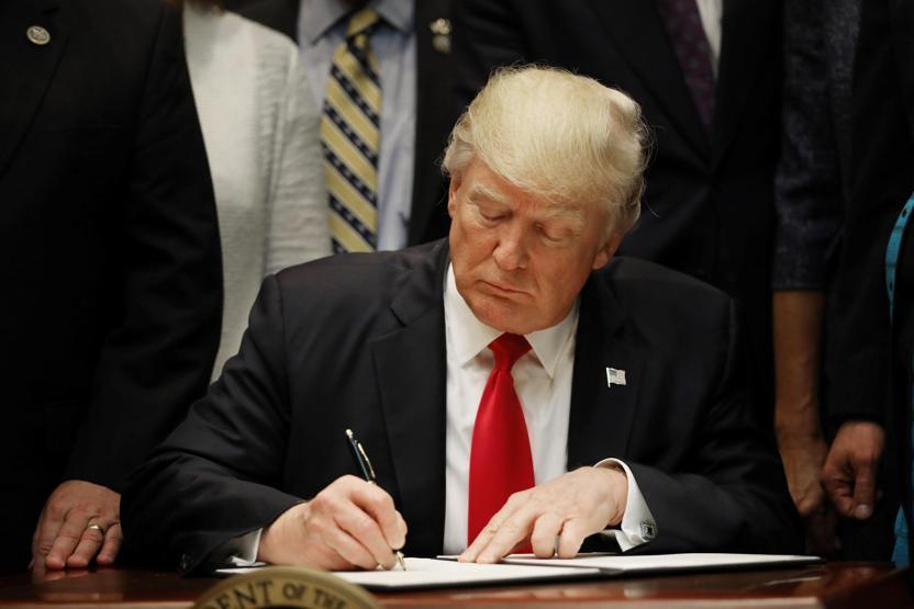 Başkan Trump gözünü Aya dikti: Bu sefer sadece bayrağımızı dikip bırakmayacağız