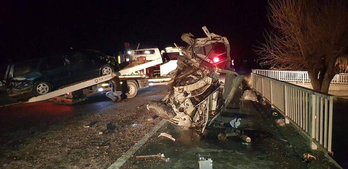 İki otomobil çarpıştı, 1i ağır 6 kişi yaralandı