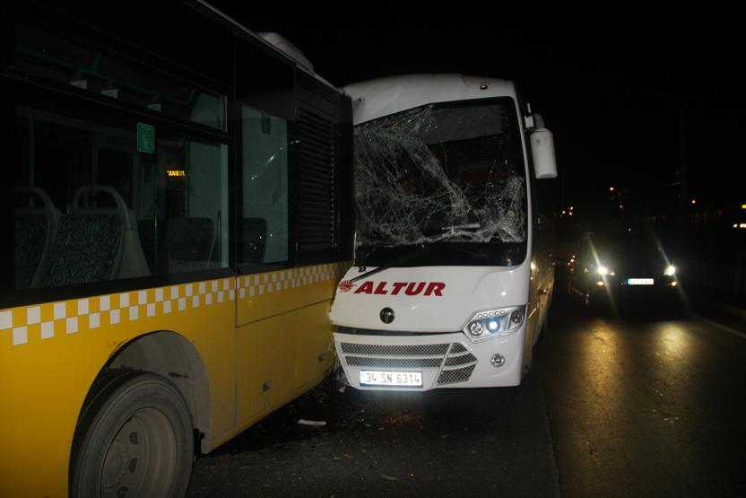 Havalimanı çalışanlarını taşıyan servis aracı İETT otobüsüne çarptı