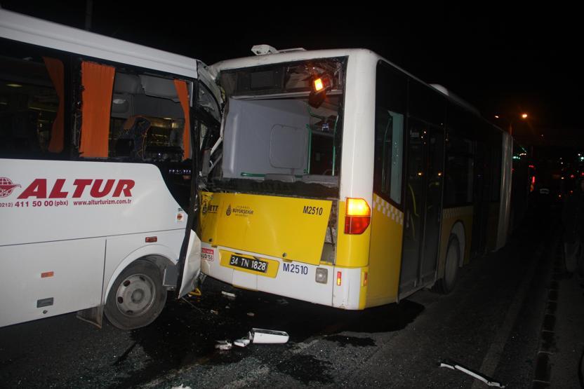 Havalimanı çalışanlarını taşıyan servis aracı İETT otobüsüne çarptı