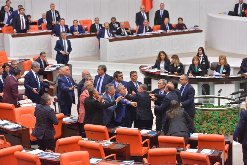 TBMMde gerginlik... AK Partili Alim Tunç, CHPli Özgür Özelin üzerine yürüdü