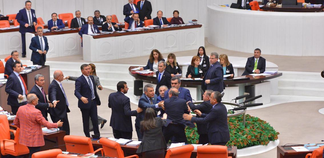 TBMMde gerginlik... AK Partili Alim Tunç, CHPli Özgür Özelin üzerine yürüdü