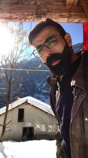 Çatıda biriken karı ateş ederek temizledi