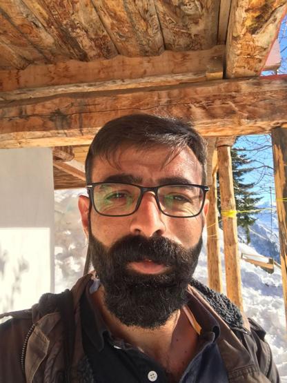 Çatıda biriken karı ateş ederek temizledi