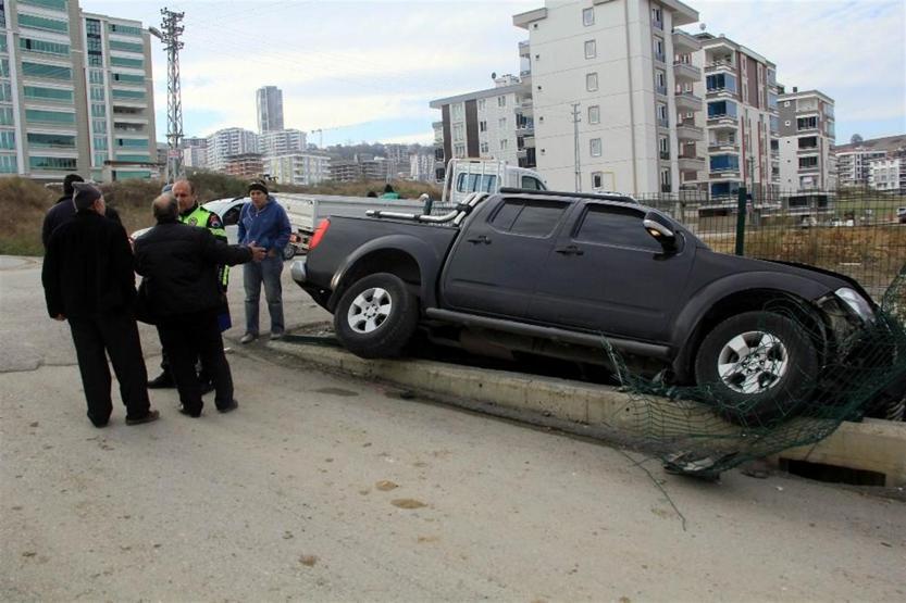 Sürüklenerek su kanalında asılı kaldı