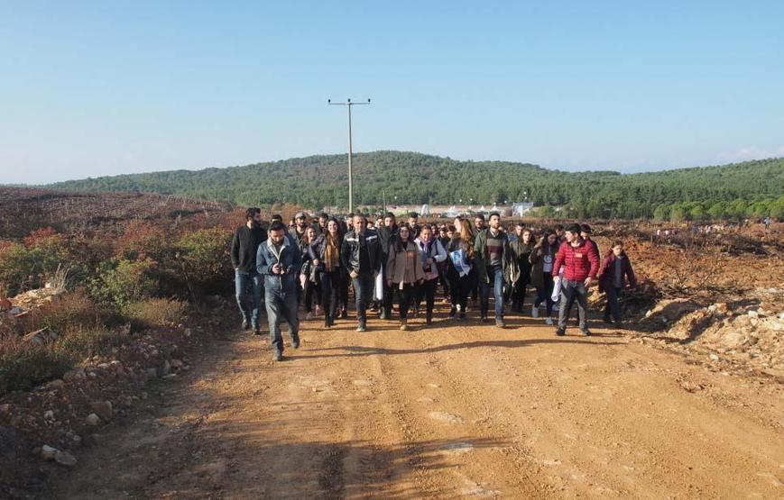Haluk Levent ve Bakan Eroğlu şarkı söyleyerek fidan dikti