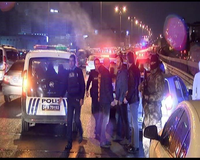 Kavgayı bırakıp polisi bıçakladılar