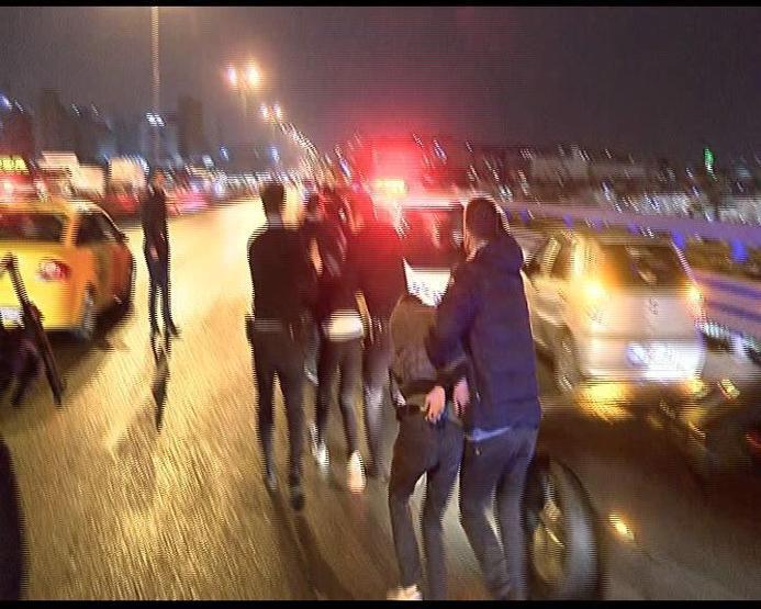 Kavgayı bırakıp polisi bıçakladılar