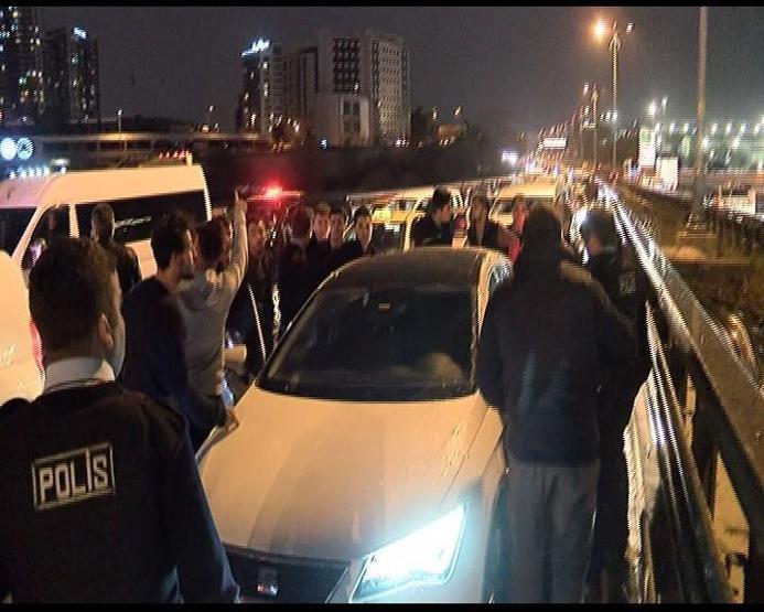 Kavgayı bırakıp polisi bıçakladılar