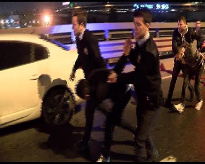 Kavgayı bırakıp polisi bıçakladılar