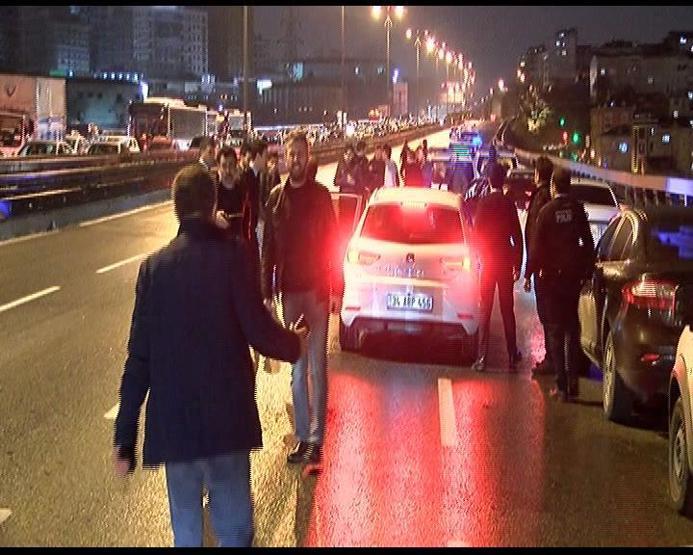 Kavgayı bırakıp polisi bıçakladılar