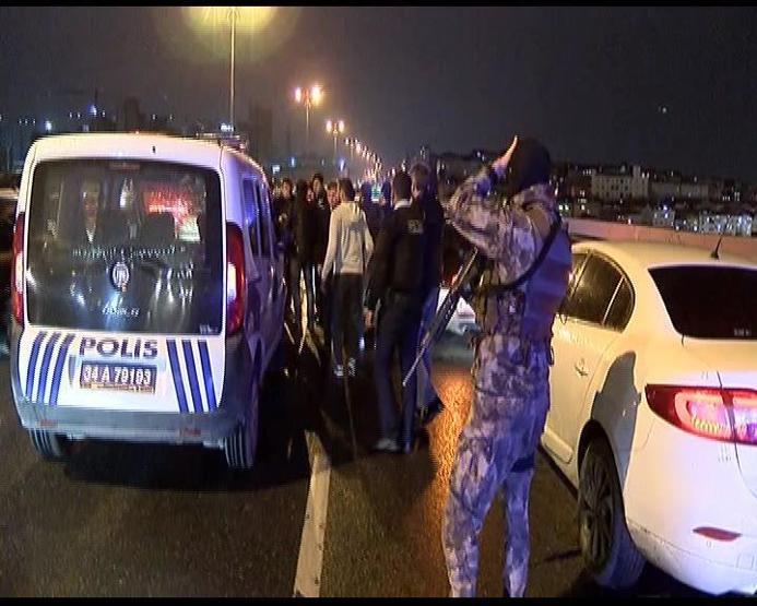 Kavgayı bırakıp polisi bıçakladılar