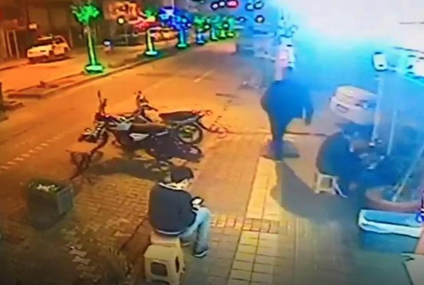 Uyuyan köpeği tekmeledi