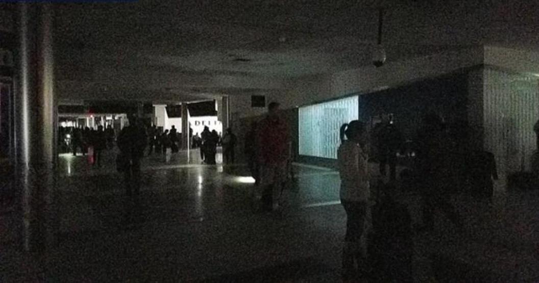 Dünyanın en yoğun havalimanındaki elektrik kesintisi ABDyi felç etti