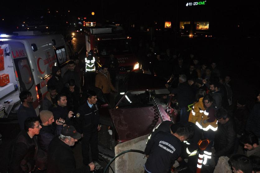 Bariyerlere çarpan araçta can pazarı