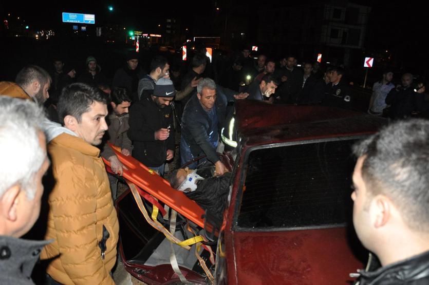 Bariyerlere çarpan araçta can pazarı