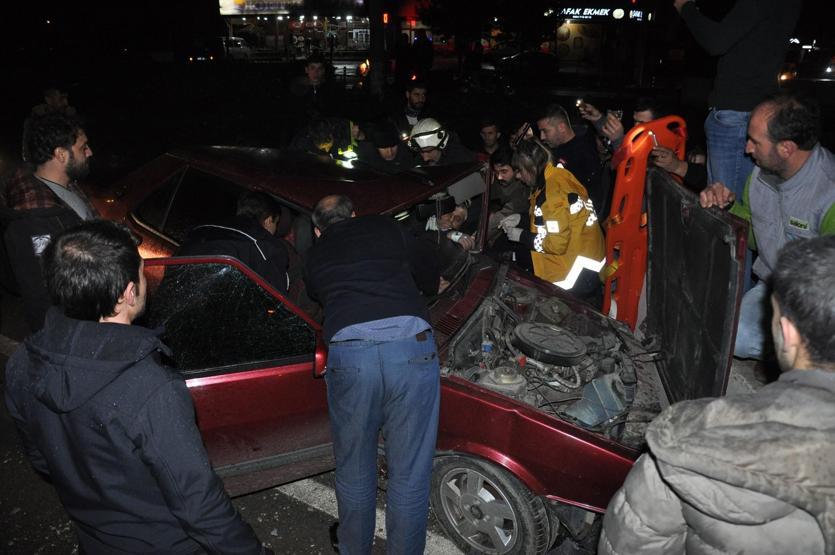 Bariyerlere çarpan araçta can pazarı