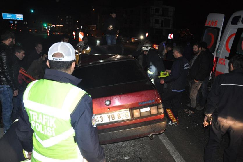 Bariyerlere çarpan araçta can pazarı