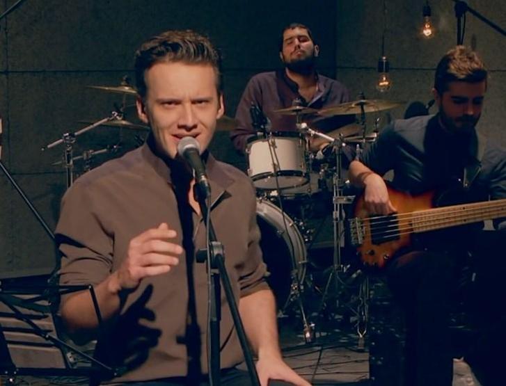 Genç popçu konser sonrası rahatsızlandı apar topar hastaneye kaldırıldı