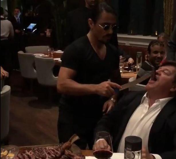 Nusret Meksikanın Yılmaz Vuralını elleriyle besledi