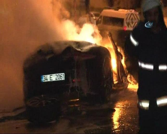 TEMde aşırı hız yapan lüks otomobil kamyonete çarparak paramparça oldu