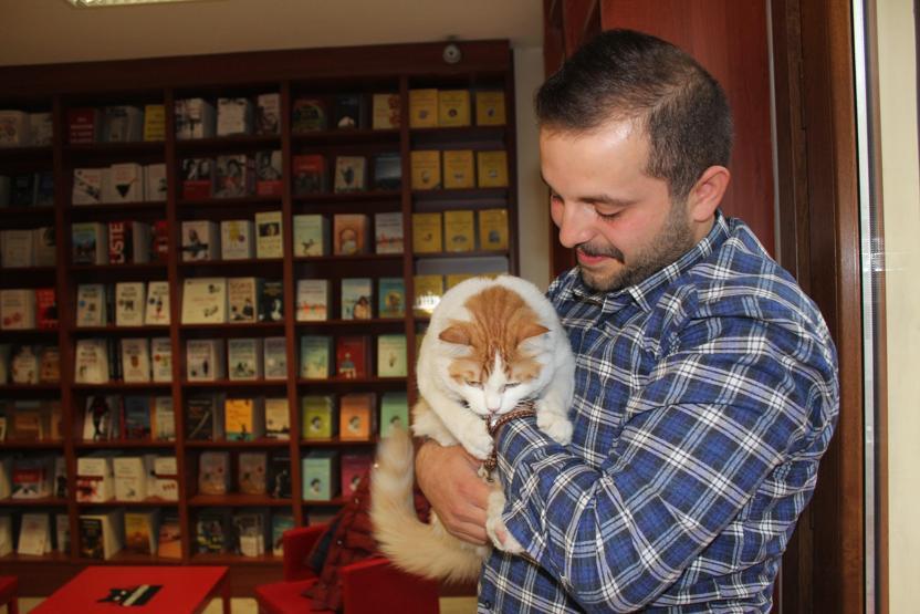 El Babda bulduğu kediyi İstanbulda ziyaret etti
