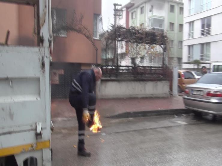 Ayakkabısı alev alan belediye işçisinin zor anları