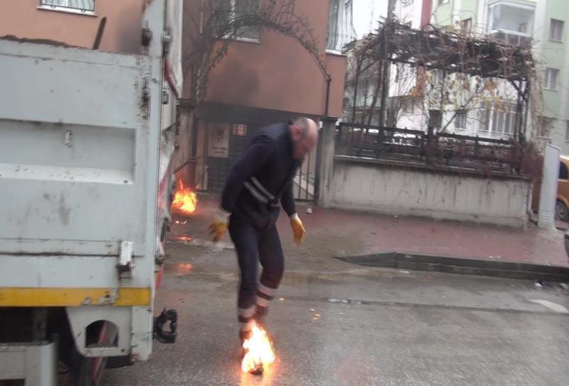 Ayakkabısı alev alan belediye işçisinin zor anları