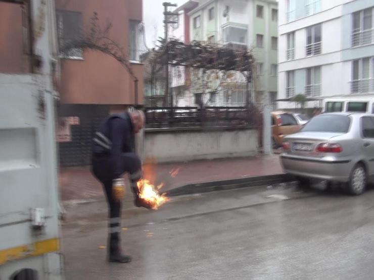 Ayakkabısı alev alan belediye işçisinin zor anları