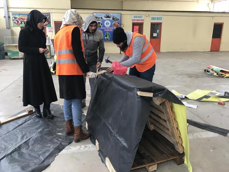 Dondurucu soğukta hayvanları unutmadılar