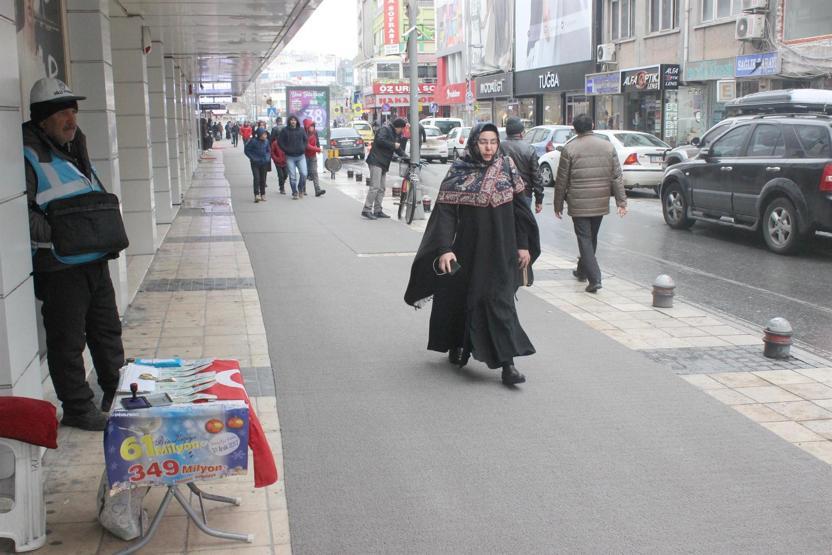 Kayseri’de vatandaş kaymasın diye kaldırımlara halı serildi