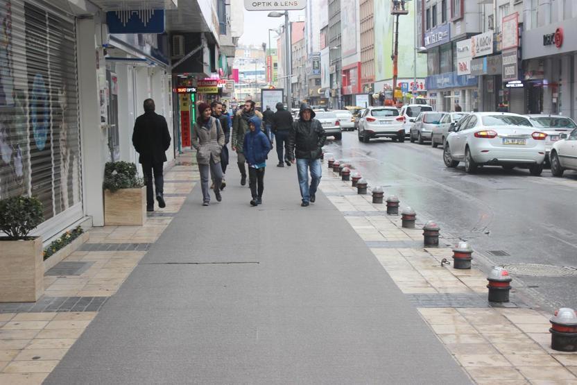 Kayseri’de vatandaş kaymasın diye kaldırımlara halı serildi