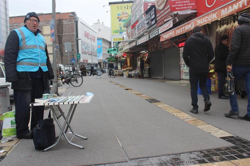 Kayseri’de vatandaş kaymasın diye kaldırımlara halı serildi