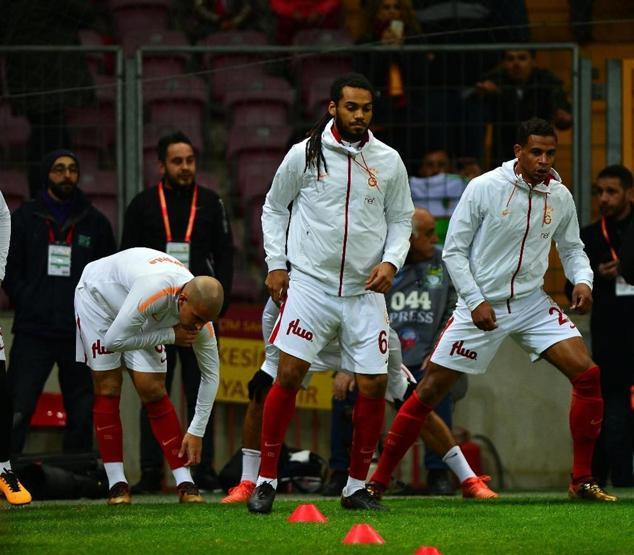 Gözyaşlarıyla sahayı terk etti