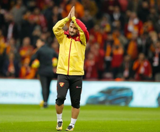 Gözyaşlarıyla sahayı terk etti