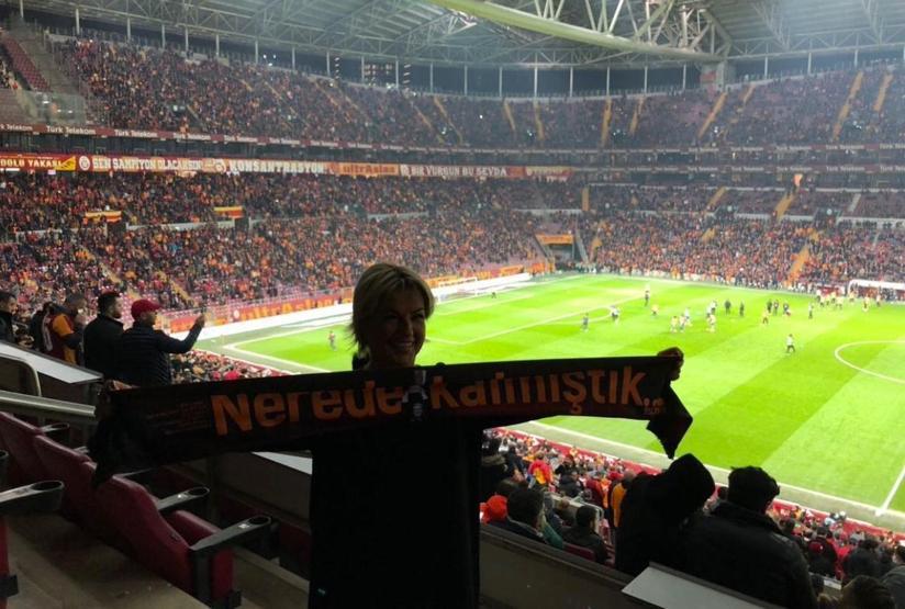 Gözyaşlarıyla sahayı terk etti