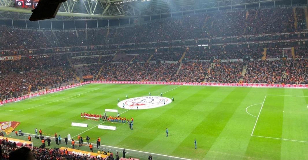 Gözyaşlarıyla sahayı terk etti
