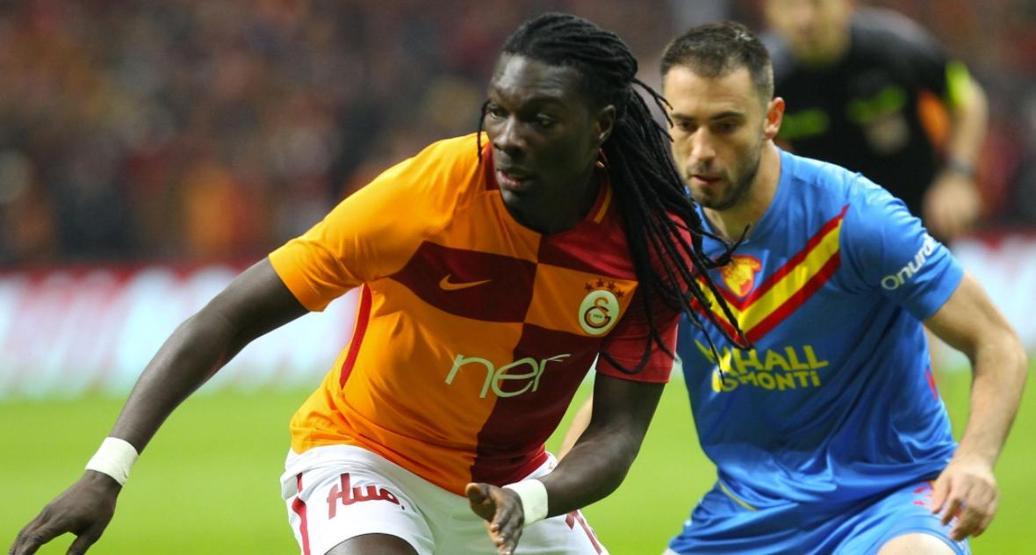 Gözyaşlarıyla sahayı terk etti