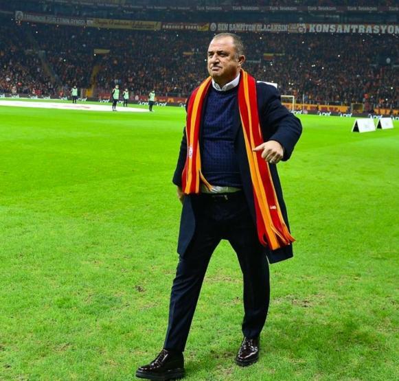 Gözyaşlarıyla sahayı terk etti