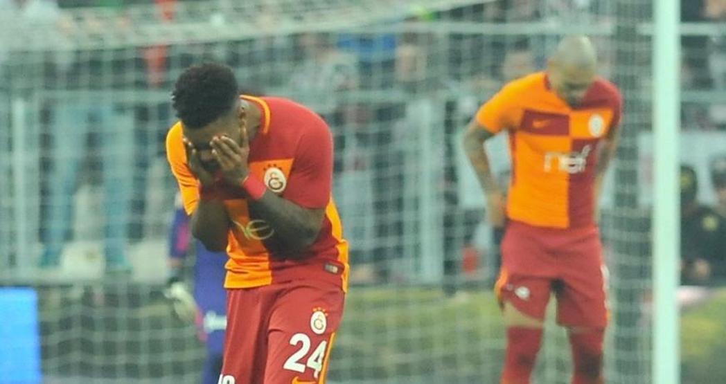 Gözyaşlarıyla sahayı terk etti