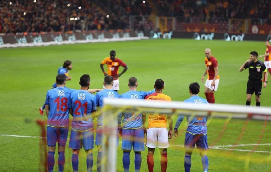 Maicon 90a vurdu taklasını attı