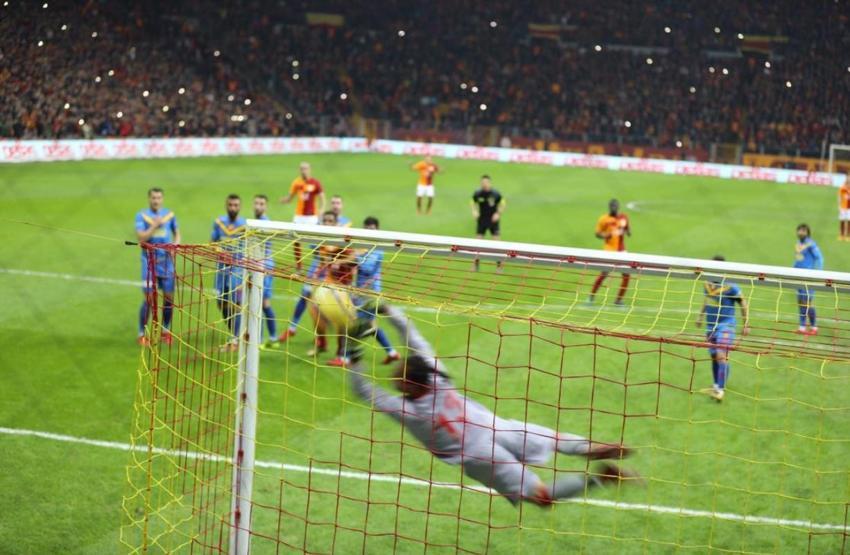 Maicon 90a vurdu taklasını attı