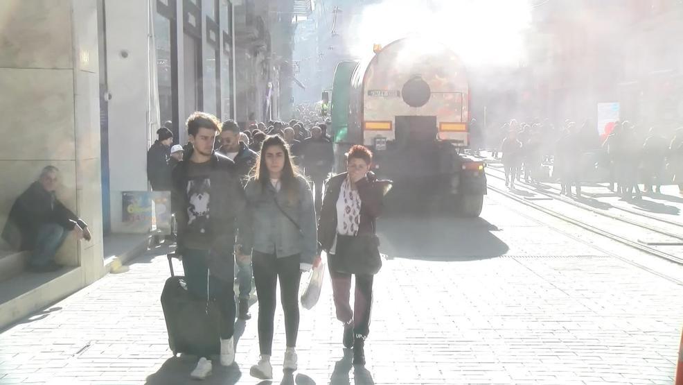 İstiklal Caddesinden geçenlerin zor anları