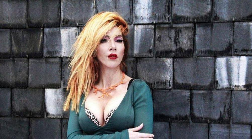 Hande Yener ve Seren Serengil üstsüz fotoğraf tartışması gündem oldu