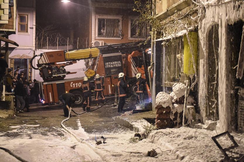 3 katlı bina alev alev yandı