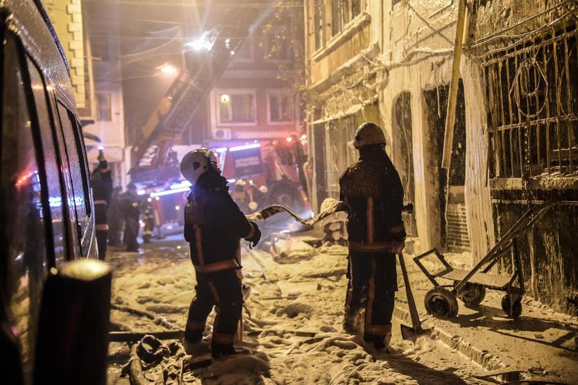3 katlı bina alev alev yandı
