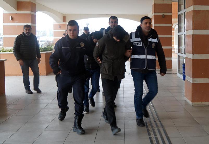 Üniversitede çete kurup, gasp yaptı