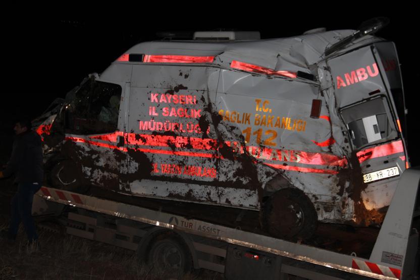 Domuza çarpan ambulans şarampole devrildi